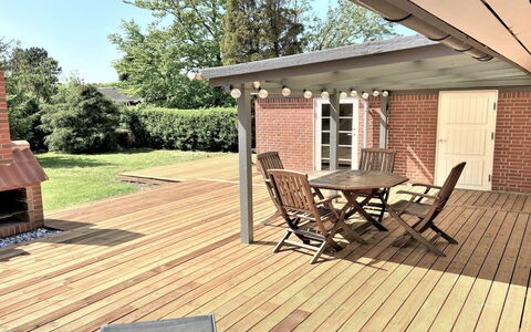 Radojka - 75M from the Sea: Dak, Huis, Land Lot, Huis, Verblijf, Landgoed, Garden Gebouwen, Schaduw, Blokhut, Landscaping