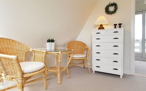 Vincent - 10M from the Sea: Meubilair, Interieur Ontwerp, Hout, Flooring, Verdieping, Verlichting, Stoel, Kamer, Wicker, Woonkamer