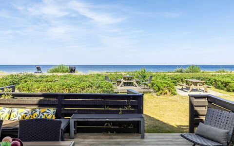 Vincent - 10M from the Sea: Lucht, Blauw, Meubilair, Horizon, Buitenmeubels, Zee, Kust En Oceanic Landvormen, Oceaan, Kust, Buitentafel