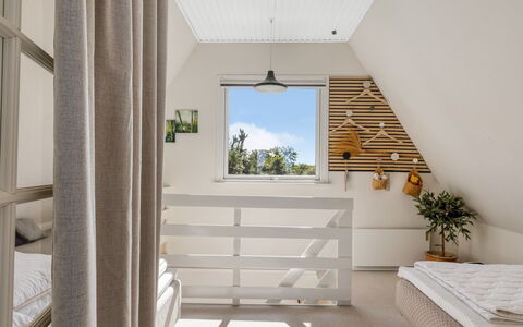 Vincent - 10M from the Sea: Muur, Interieur Ontwerp, Hout, Meubilair, Plafond, Verdieping, Flooring, Slaapkamer, Bed, Verlichting