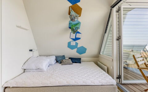 Vincent - 10M from the Sea: Flooring, Hout, Verdieping, Interieur Ontwerp, Slaapkamer, Linens, Meubilair, Kamer, Bed, Houten Vloer