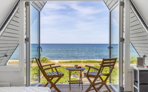 Vincent - 10M from the Sea: Hout, Hardwood, Dek, Schaduw, Stoel, Beits, Oceaan, Plank, Buitenmeubels, Eco Hotel
