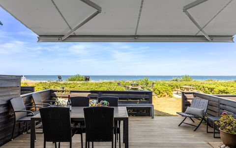 Vincent - 10M from the Sea: Meubilair, Hout, Buitenmeubels, Tafel, Stoel, Buitentafel, Schaduw, Dek, Hardwood, Houten Vloer