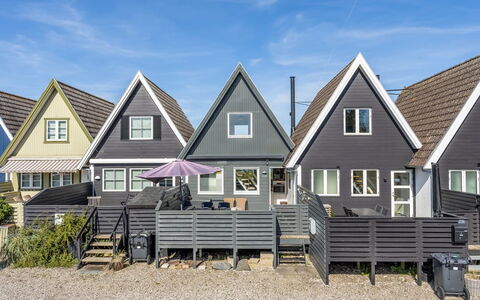 Vincent - 10M from the Sea: Siding, Huis, Woongebied, Huis, Dak, Verblijf, Veranda, Schuifraam, Landgoed, Werf