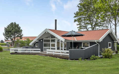 Barth - 150M from the Sea: Dak, Huis, Land Lot, Huis, Verblijf, Landgoed, Garden Gebouwen, Schaduw, Blokhut, Landscaping