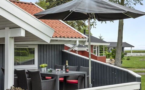 Barth - 150M from the Sea: Dak, Huis, Land Lot, Huis, Verblijf, Landgoed, Garden Gebouwen, Schaduw, Blokhut, Landscaping