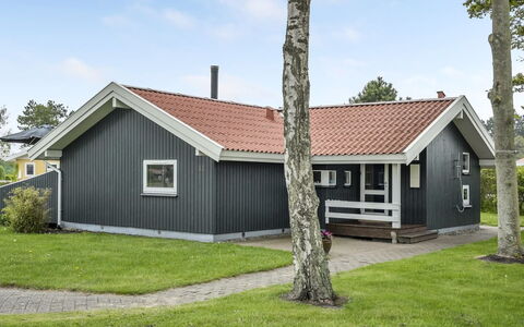 Barth - 150M from the Sea: Dak, Huis, Land Lot, Huis, Verblijf, Landgoed, Garden Gebouwen, Schaduw, Blokhut, Landscaping
