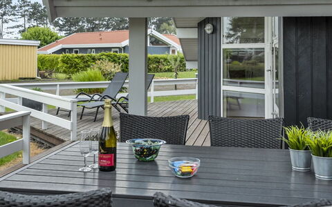 Barth - 150M from the Sea: Dak, Huis, Land Lot, Huis, Verblijf, Landgoed, Garden Gebouwen, Schaduw, Blokhut, Landscaping