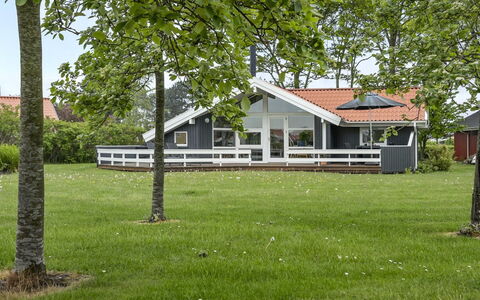 Barth - 150M from the Sea: Dak, Huis, Land Lot, Huis, Verblijf, Landgoed, Garden Gebouwen, Schaduw, Blokhut, Landscaping