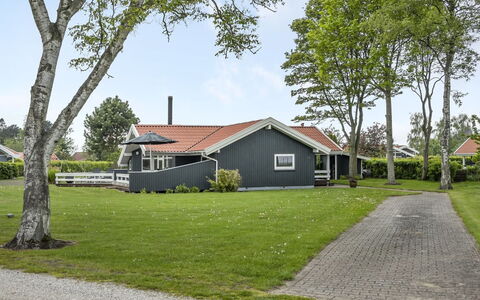 Barth - 150M from the Sea: Dak, Huis, Land Lot, Huis, Verblijf, Landgoed, Garden Gebouwen, Schaduw, Blokhut, Landscaping