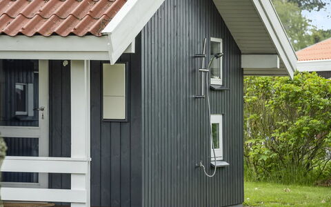 Barth - 150M from the Sea: Dak, Huis, Land Lot, Huis, Verblijf, Landgoed, Garden Gebouwen, Schaduw, Blokhut, Landscaping