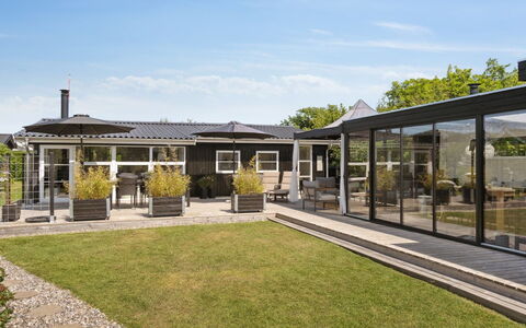 Helmina - 125M from the Sea: Dak, Huis, Land Lot, Huis, Verblijf, Landgoed, Garden Gebouwen, Schaduw, Blokhut, Landscaping