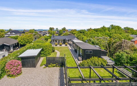 Helmina - 125M from the Sea: Dak, Huis, Land Lot, Huis, Verblijf, Landgoed, Garden Gebouwen, Schaduw, Blokhut, Landscaping