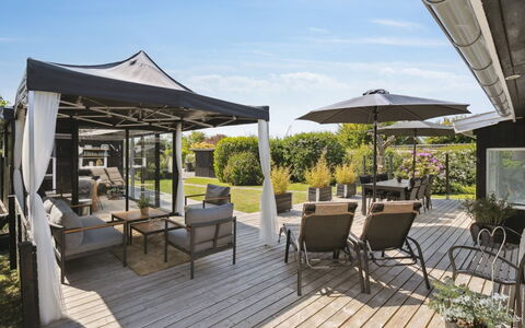 Helmina - 125M from the Sea: Dak, Huis, Land Lot, Huis, Verblijf, Landgoed, Garden Gebouwen, Schaduw, Blokhut, Landscaping