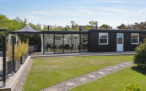 Helmina - 125M from the Sea: Dak, Huis, Land Lot, Huis, Verblijf, Landgoed, Garden Gebouwen, Schaduw, Blokhut, Landscaping