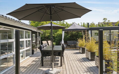 Helmina - 125M from the Sea: Dak, Huis, Land Lot, Huis, Verblijf, Landgoed, Garden Gebouwen, Schaduw, Blokhut, Landscaping
