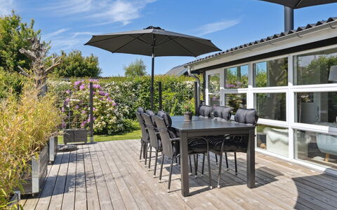 Helmina - 125M from the Sea: Dak, Huis, Land Lot, Huis, Verblijf, Landgoed, Garden Gebouwen, Schaduw, Blokhut, Landscaping