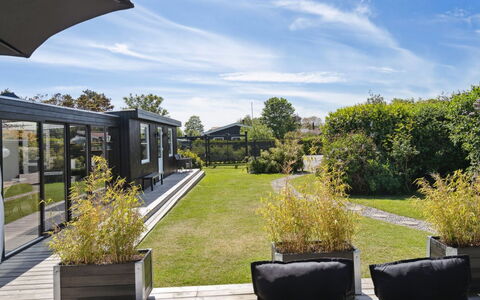 Helmina - 125M from the Sea: Dak, Huis, Land Lot, Huis, Verblijf, Landgoed, Garden Gebouwen, Schaduw, Blokhut, Landscaping