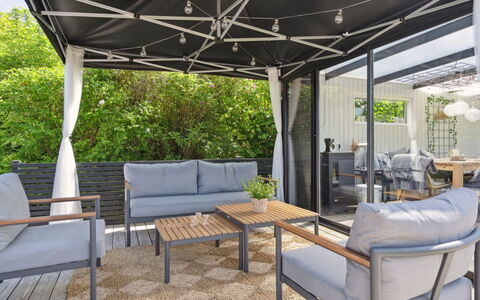 Helmina - 125M from the Sea: Dak, Huis, Land Lot, Huis, Verblijf, Landgoed, Garden Gebouwen, Schaduw, Blokhut, Landscaping