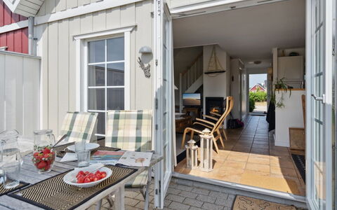 Daniela - 300M from the Sea: Woongebied, Dak, Voorstad, Oprit, Landgoed, Schoorsteen