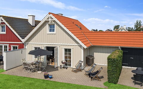 Daniela - 300M from the Sea: Woongebied, Dak, Voorstad, Oprit, Landgoed, Schoorsteen