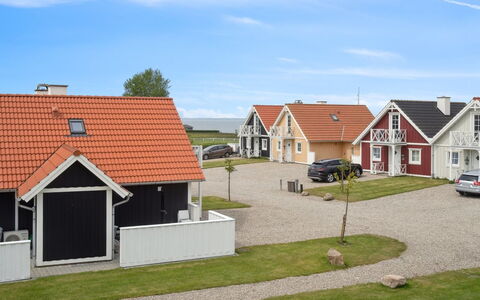 Matleena - 200M from the Sea: Blauw, Struik, Verblijf, Groundcover, Tuin, Landgoed, Schaduw, Landscaping, Boerderij, Eco Hotel