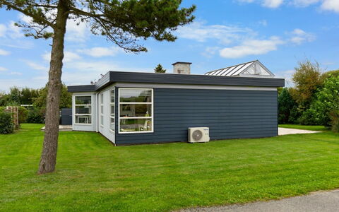 Rikkart - 100M from the Sea: Meubilair, Interieur Ontwerp, Flooring, Hout, Verdieping, Plafond, Houten Vloer, Stoel, Tafel, Verlichting