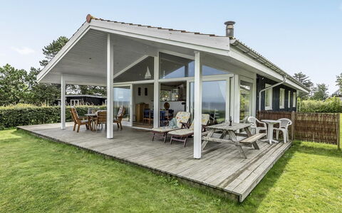 Elfi - 30M from the Sea: Blauw, Struik, Verblijf, Groundcover, Tuin, Landgoed, Schaduw, Landscaping, Boerderij, Eco Hotel