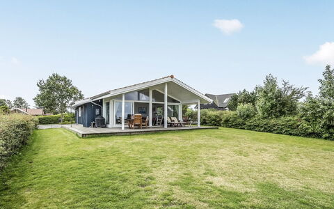 Elfi - 30M from the Sea: Blauw, Struik, Verblijf, Groundcover, Tuin, Landgoed, Schaduw, Landscaping, Boerderij, Eco Hotel