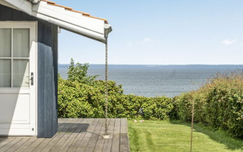 Elfi - 30M from the Sea: Blauw, Struik, Verblijf, Groundcover, Tuin, Landgoed, Schaduw, Landscaping, Boerderij, Eco Hotel