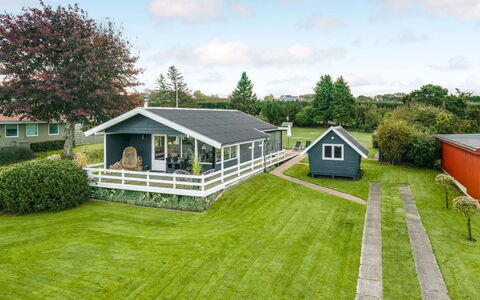 Fita - 300M from the Sea: Blauw, Struik, Verblijf, Groundcover, Tuin, Landgoed, Schaduw, Landscaping, Boerderij, Eco Hotel