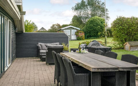 Fita - 300M from the Sea: Blauw, Struik, Verblijf, Groundcover, Tuin, Landgoed, Schaduw, Landscaping, Boerderij, Eco Hotel