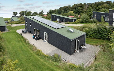 Lyly - 100M from the Sea: Blauw, Struik, Verblijf, Groundcover, Tuin, Landgoed, Schaduw, Landscaping, Boerderij, Eco Hotel