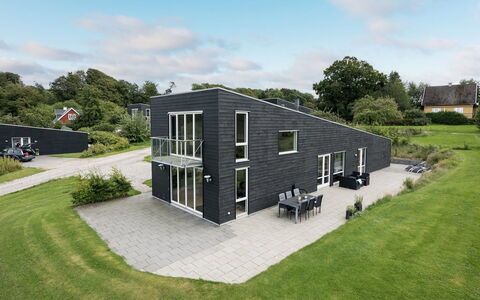 Lyly - 100M from the Sea: Blauw, Struik, Verblijf, Groundcover, Tuin, Landgoed, Schaduw, Landscaping, Boerderij, Eco Hotel