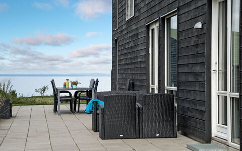Lyly - 100M from the Sea: Blauw, Struik, Verblijf, Groundcover, Tuin, Landgoed, Schaduw, Landscaping, Boerderij, Eco Hotel
