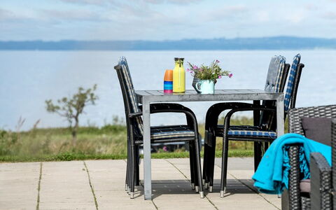 Lyly - 100M from the Sea: Blauw, Struik, Verblijf, Groundcover, Tuin, Landgoed, Schaduw, Landscaping, Boerderij, Eco Hotel