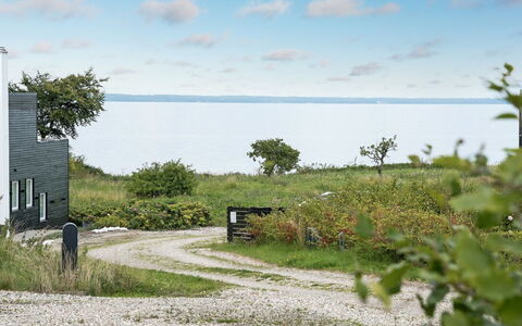 Lyly - 100M from the Sea: Blauw, Struik, Verblijf, Groundcover, Tuin, Landgoed, Schaduw, Landscaping, Boerderij, Eco Hotel