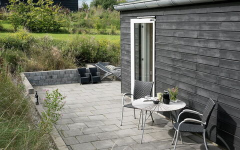 Lyly - 100M from the Sea: Blauw, Struik, Verblijf, Groundcover, Tuin, Landgoed, Schaduw, Landscaping, Boerderij, Eco Hotel