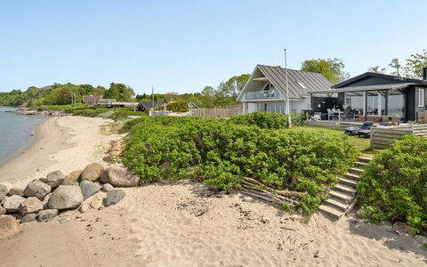 Käthe - 5M from the Sea: Blauw, Struik, Verblijf, Groundcover, Tuin, Landgoed, Schaduw, Landscaping, Boerderij, Eco Hotel