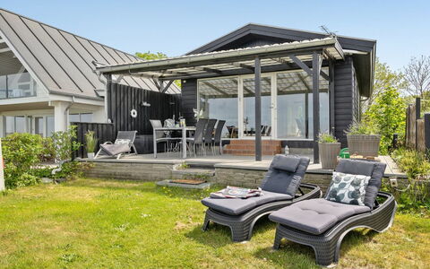 Käthe - 5M from the Sea: Blauw, Struik, Verblijf, Groundcover, Tuin, Landgoed, Schaduw, Landscaping, Boerderij, Eco Hotel
