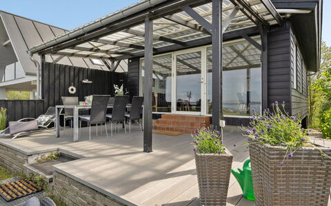 Käthe - 5M from the Sea: Blauw, Struik, Verblijf, Groundcover, Tuin, Landgoed, Schaduw, Landscaping, Boerderij, Eco Hotel