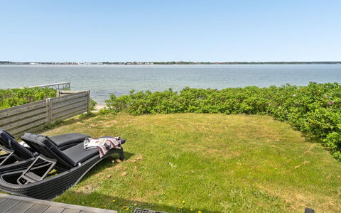 Käthe - 5M from the Sea: Blauw, Struik, Verblijf, Groundcover, Tuin, Landgoed, Schaduw, Landscaping, Boerderij, Eco Hotel