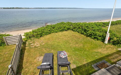 Käthe - 5M from the Sea: Blauw, Struik, Verblijf, Groundcover, Tuin, Landgoed, Schaduw, Landscaping, Boerderij, Eco Hotel
