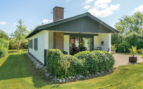 Suni - 400M from the Sea: Blauw, Struik, Verblijf, Groundcover, Tuin, Landgoed, Schaduw, Landscaping, Boerderij, Eco Hotel