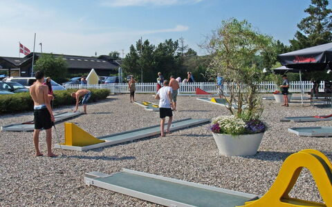 Suni - 400M from the Sea: Blauw, Struik, Verblijf, Groundcover, Tuin, Landgoed, Schaduw, Landscaping, Boerderij, Eco Hotel
