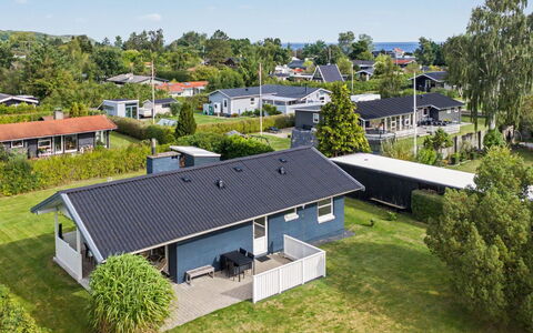 Undine - 300M from the Sea: Hout, Tuin, Backyard, Land Lot, Huis, Dak, Schaduw, Dek, Hardwood, Werf