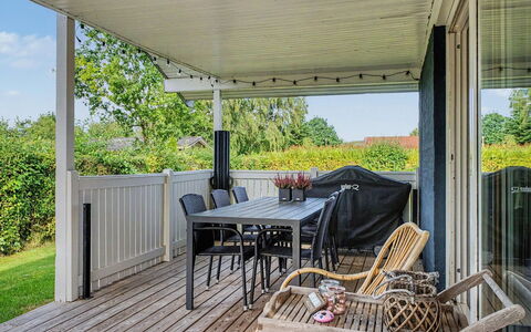 Undine - 300M from the Sea: Hout, Tuin, Backyard, Land Lot, Huis, Dak, Schaduw, Dek, Hardwood, Werf