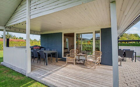 Undine - 300M from the Sea: Hout, Tuin, Backyard, Land Lot, Huis, Dak, Schaduw, Dek, Hardwood, Werf