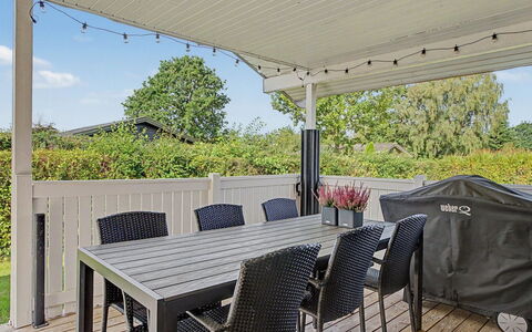 Undine - 300M from the Sea: Hout, Tuin, Backyard, Land Lot, Huis, Dak, Schaduw, Dek, Hardwood, Werf