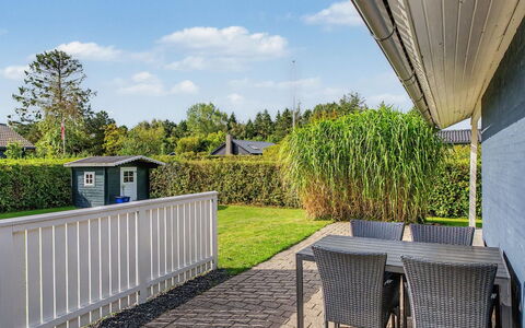 Undine - 300M from the Sea: Hout, Tuin, Backyard, Land Lot, Huis, Dak, Schaduw, Dek, Hardwood, Werf